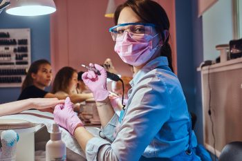 Como escolher curso de manicure e pedicure com custo-benefício?