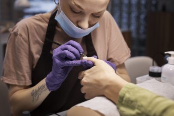 Qual o Melhor Curso de Manicure e Pedicure Acessível? Descubra